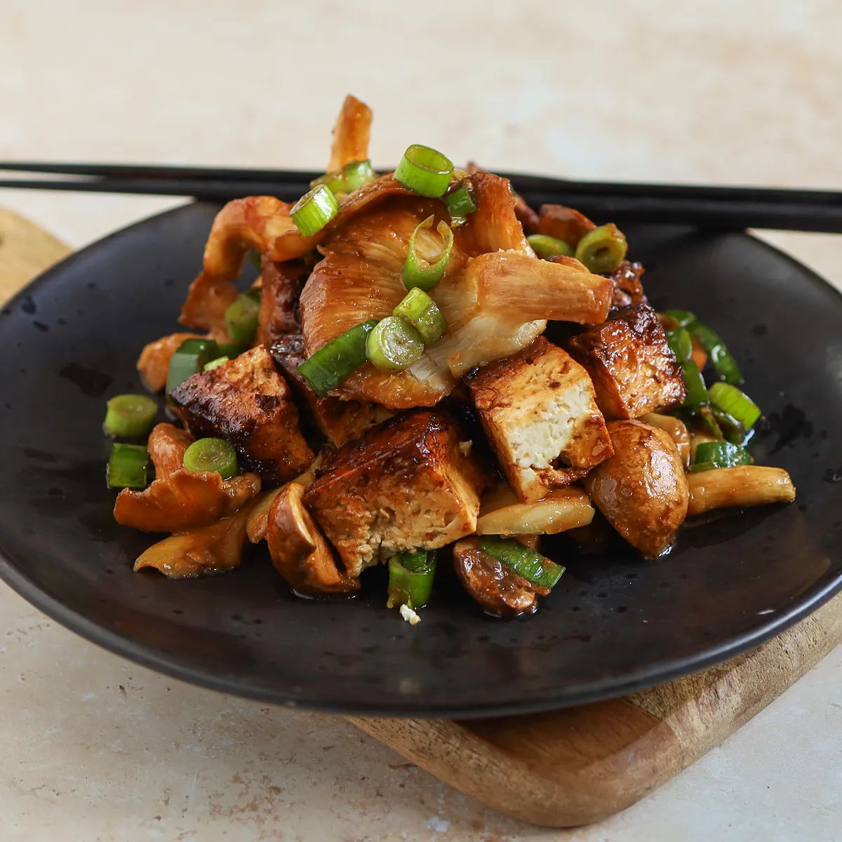 Fried tofu with thick mushroom sauce